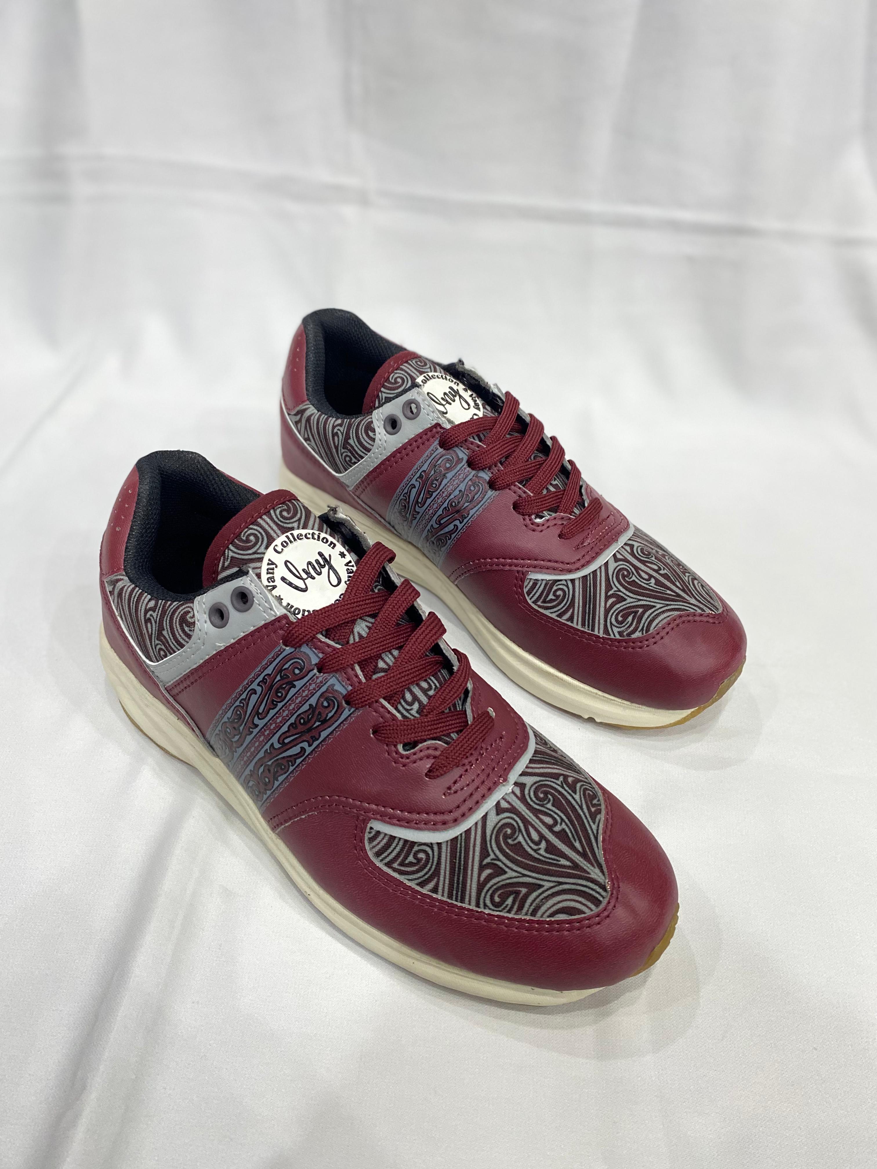 Sneakers Motif Toba Maroon